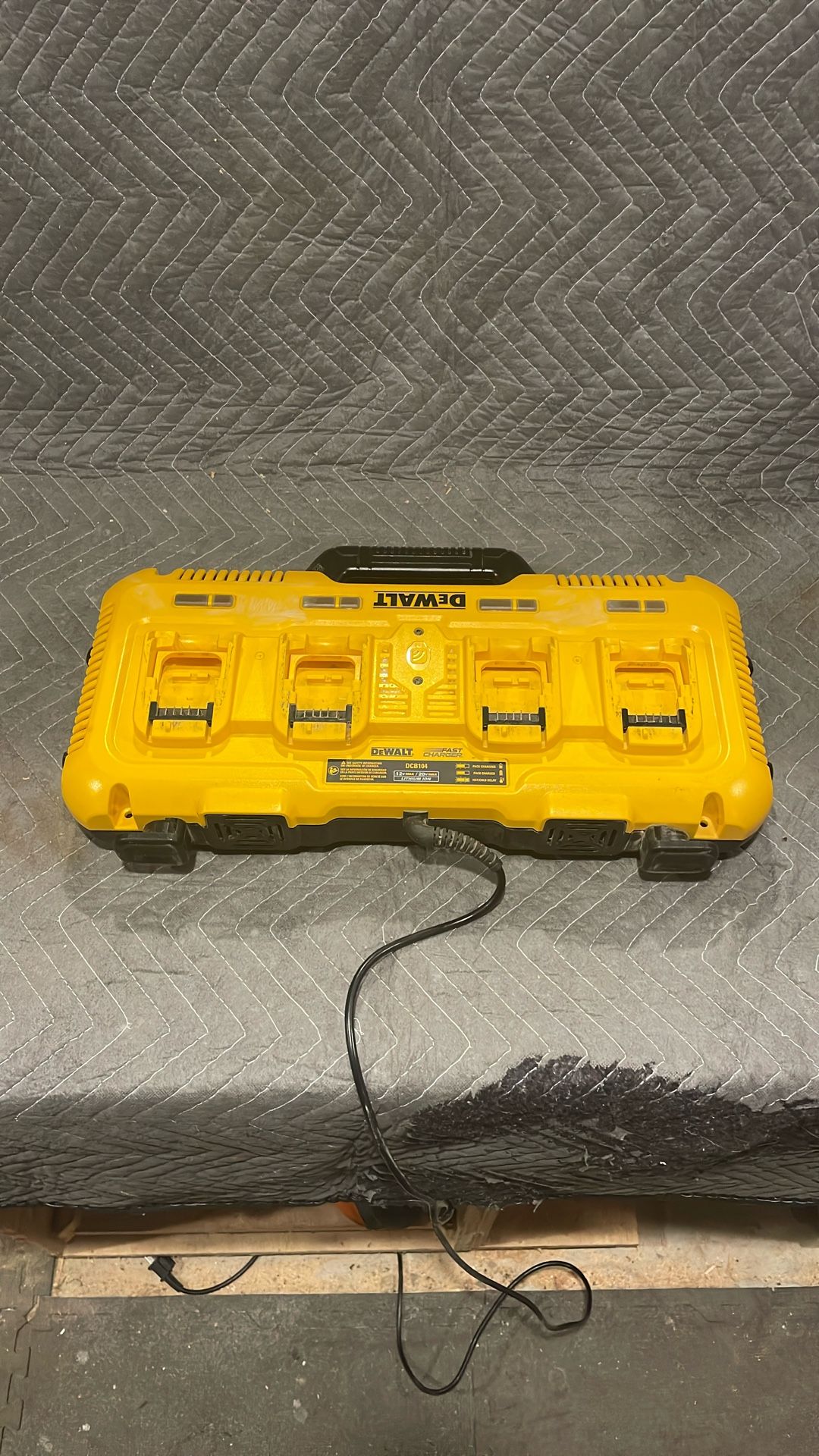 Dewalt DCB104 4-port Fast Charger