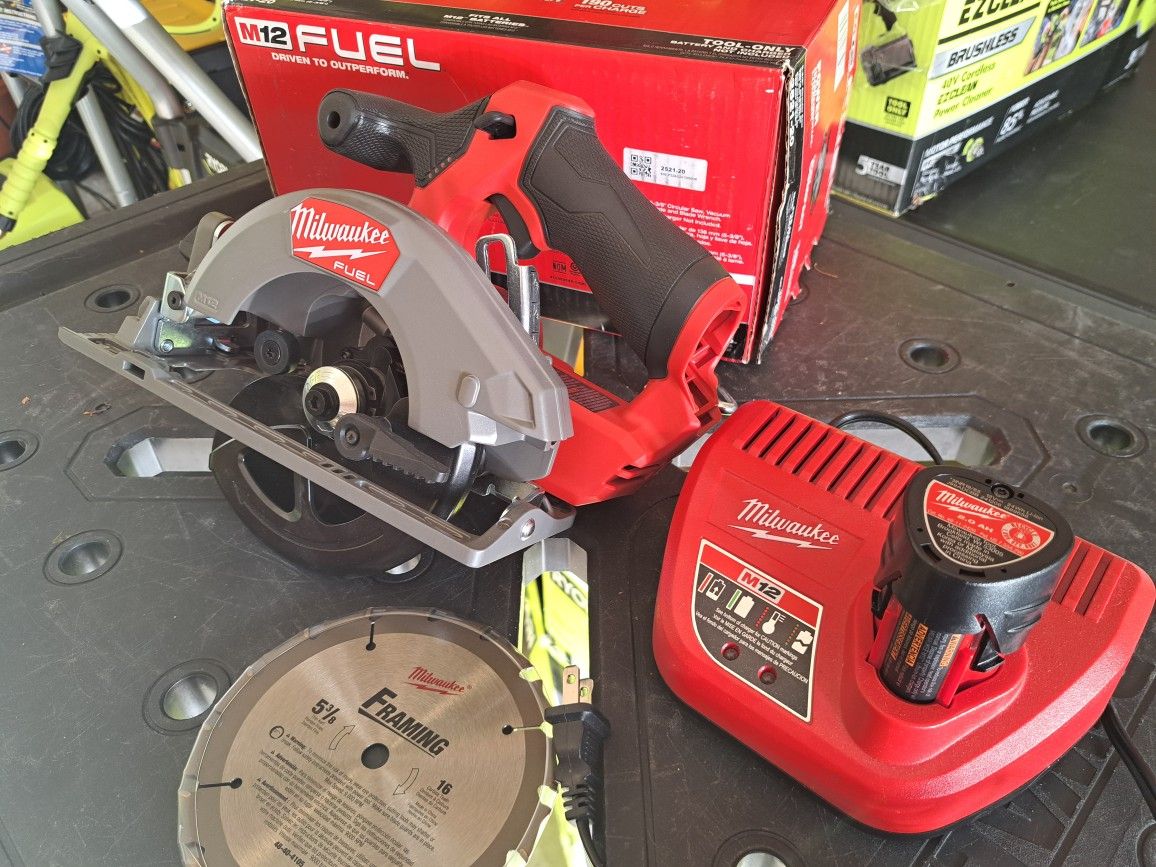 Milwaukee
M12 FUEL 12V Lithium-Ion Brushless 5-3/8 in. Cordless Circular Saw Kit