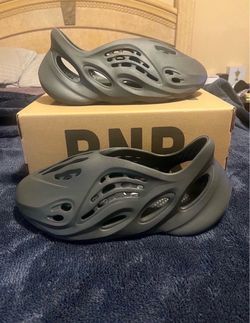 Yeezy Foam Rnr Carbon