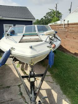 1983 Sea Ray 20 foot boat stong boat on water needs tlc V8 engine
