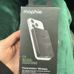 Mophie 10000 mAh And 5000 mAh Magnetic Chargers