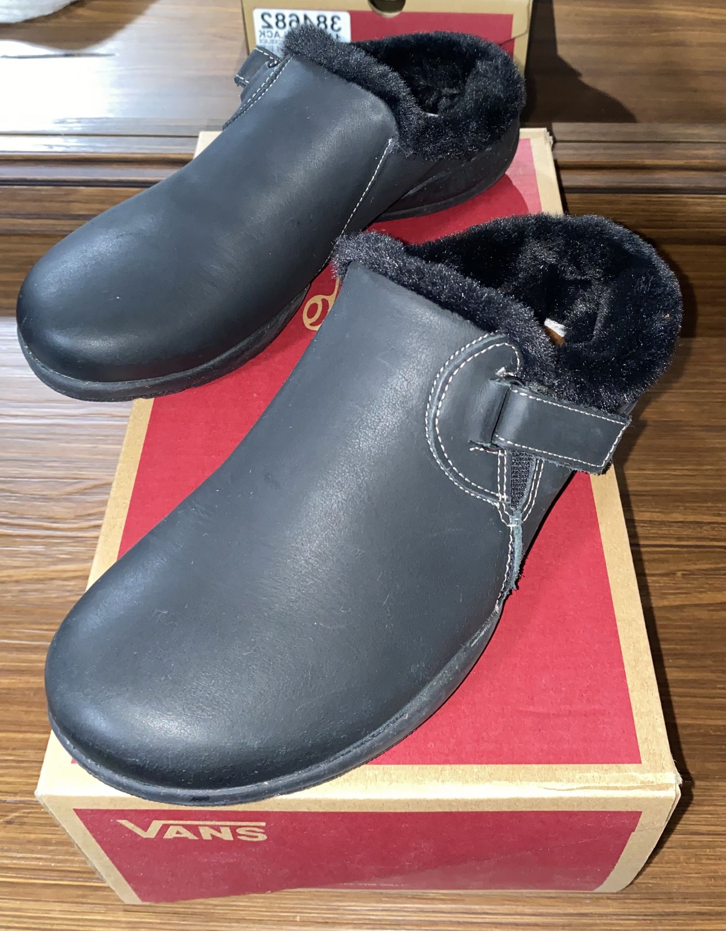 Clarks Knit Skool Faux Fur Lined Black Clogs Women’s Size 8 Comfort Mules!