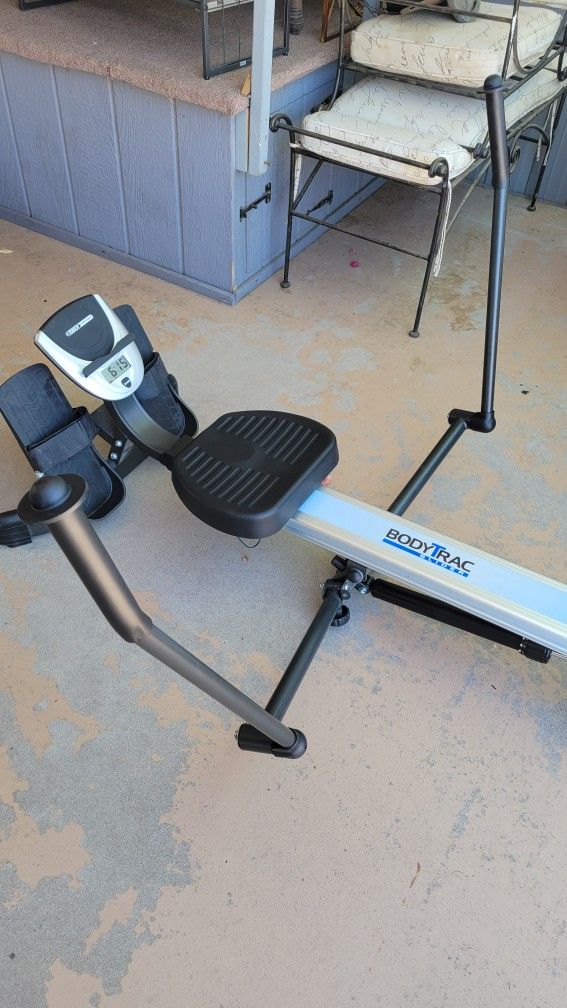 LIKE NEW BODY TRAC GLIDER EXERCISE ROWING MACHINE 