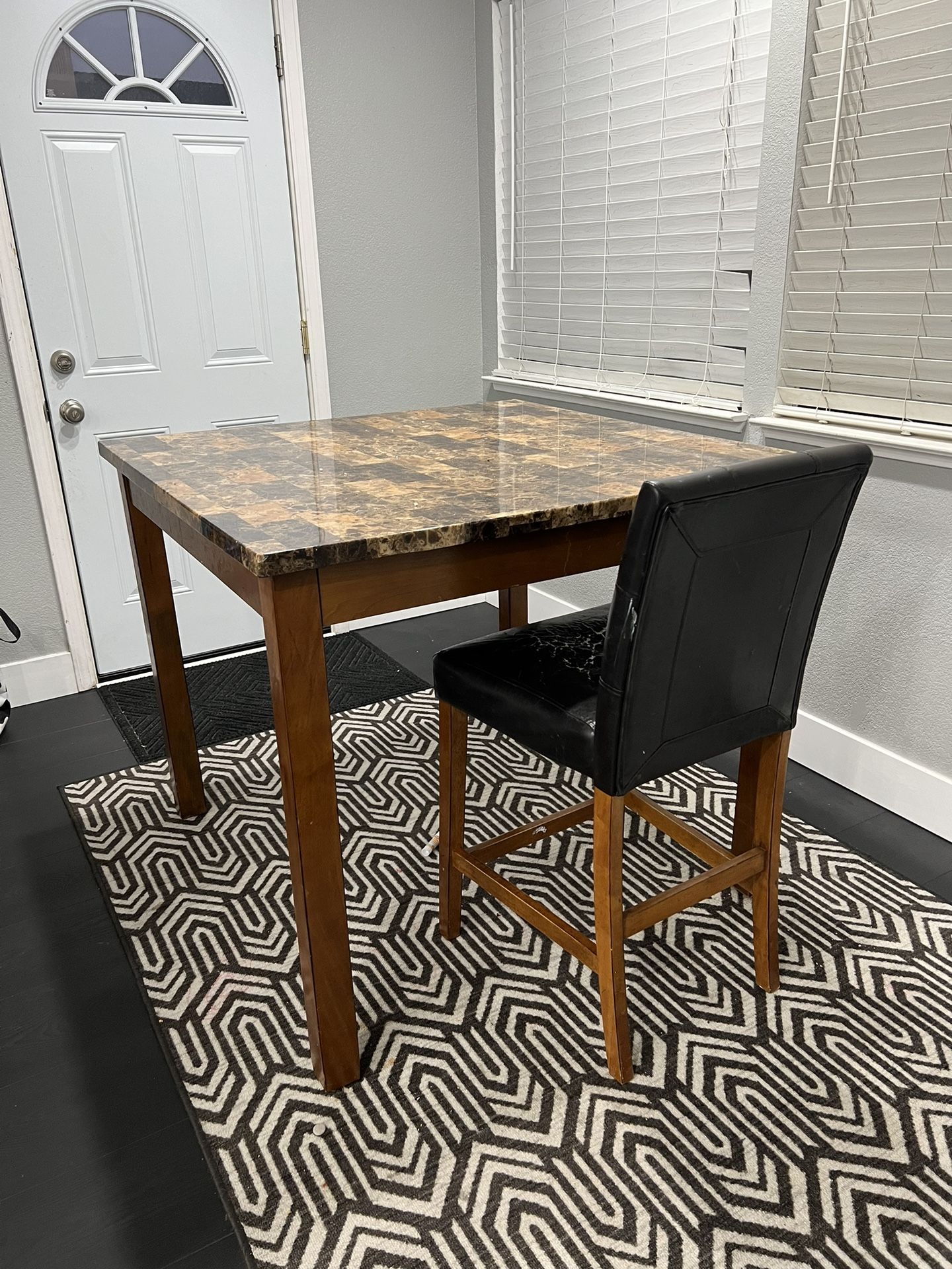 Dining Table w/4 Chairs & Rug