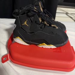 Black and gold Jordan’s toddler 9c