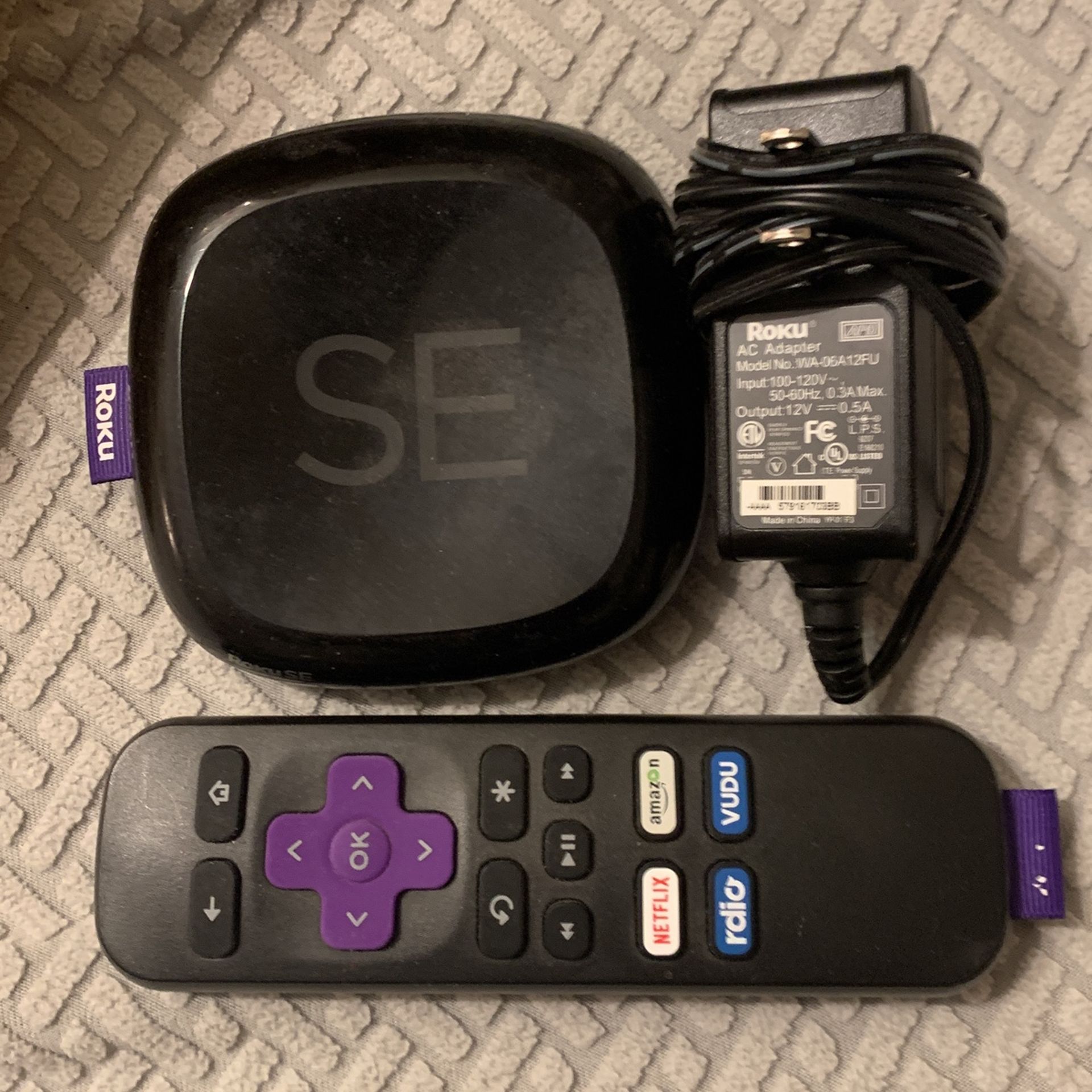 Roku SE With Power Adapter And Remote