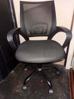 Black mesh adjustable office chair