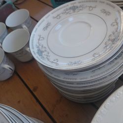 Vintage Diane Fine Porcelain China 30-Piece Dinnerware Set (Serves 10)