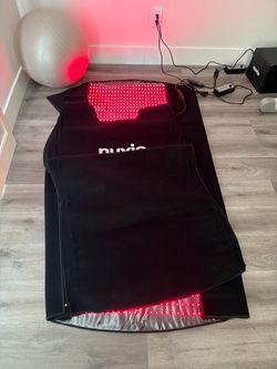 NUVIO Red light therapy blanket brand new