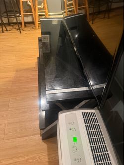 TV stand that swivels with or without TV