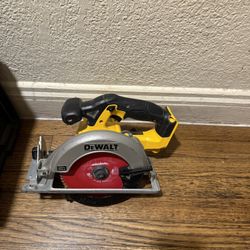 20 V Dewalt Cordless Saw W/ Battery 