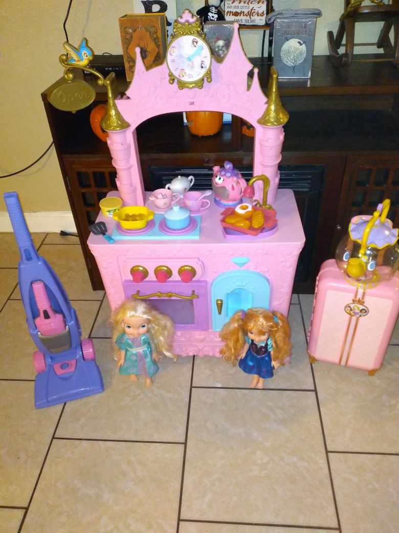 Adorable disney princess play kitchen all in pictures included $40 firm