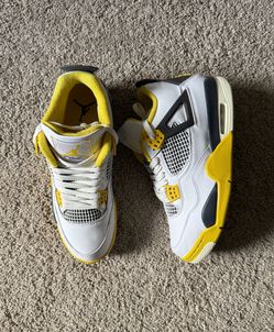 Jordan 4 Sulfur size 9.5 men’s brand new