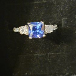 Beautiful Solid 925 Silver With a Lovely Natural Blue Sapphire In It. Size 6