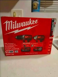 🔥$170 FIRM PRICE🔥 MILWAUKEE M18 18V  Drill Driver/Impact Combo Kit W/ 2 batteries, Charger & bag