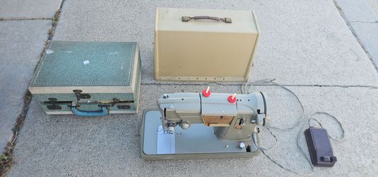 Vintage Singer Sewing Machine w/ Foot Pedal, Case & Large Accessory Lot