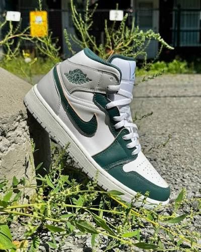 Jordan 1 Mid SE Oxidized Green 