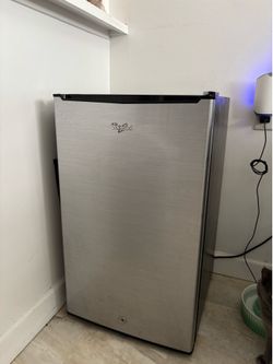 Whirlpool Mini Fridge with freezer compartment