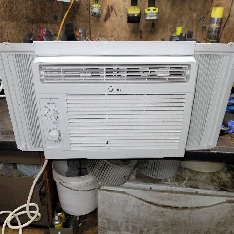 Like-new 5,000 Btu Medea Air-conditioning