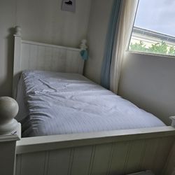 Free 2 Twin Beds With Matresses 