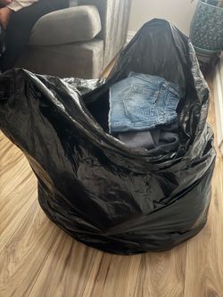 Tengo una bolsa de ropa y zapatos de niña talla 7