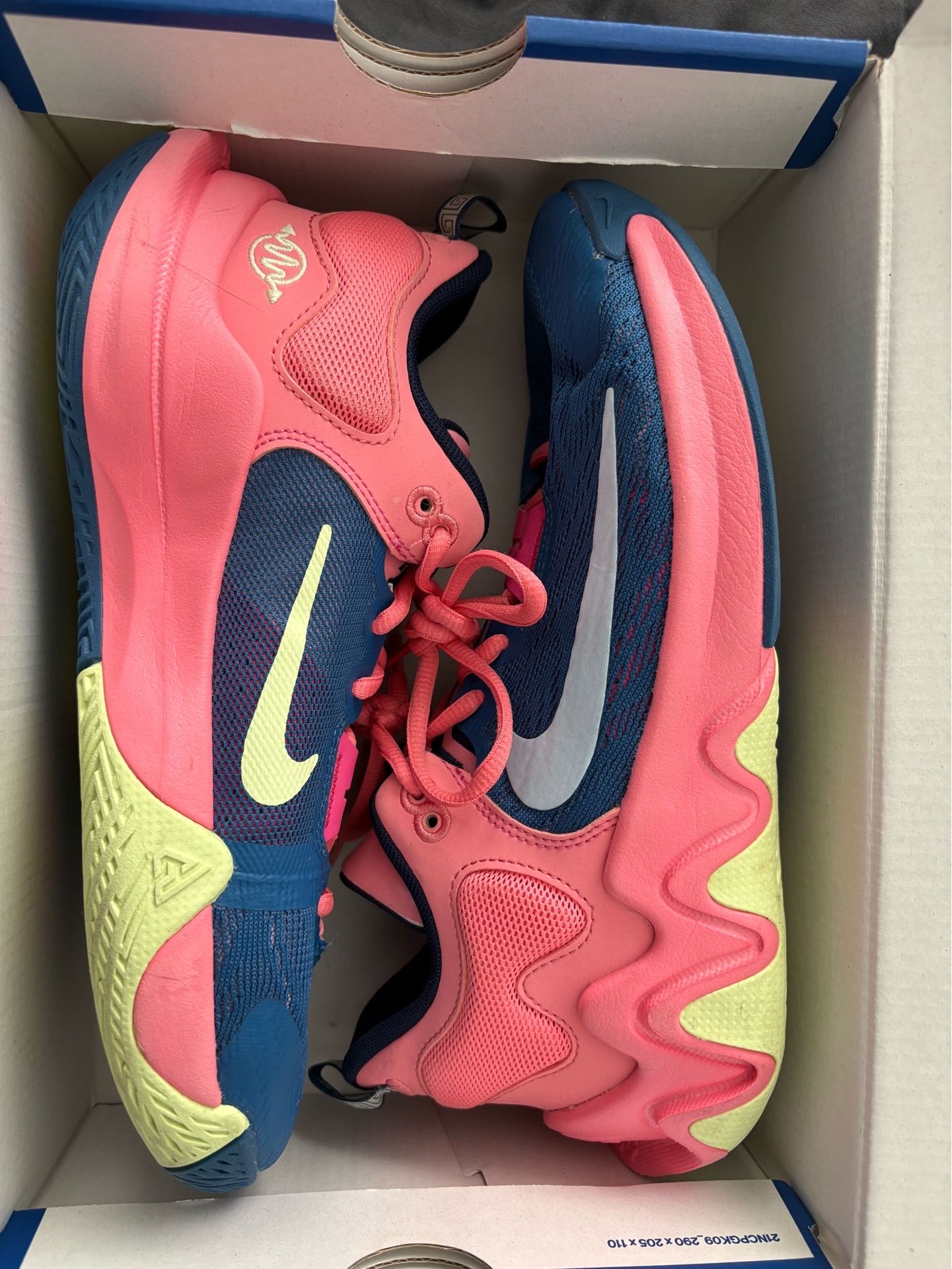 Basketball shoes