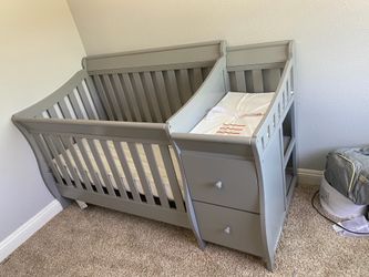 Crib with changing station