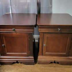 Pair of Broyhill Wood Nightstands - Made in USA 🇺🇸