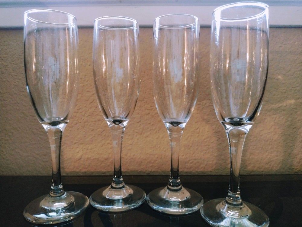 Set Of 4 Champagne Glasses 