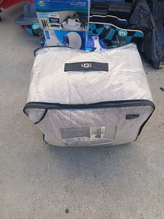 Brand New Full,/queen Comforter Set By UGG