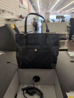 Michael Kors Jet Set Zip Tote Bag 📍9830 Fondren Rd📍