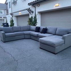 Stunning Gray Sectional Couch In Perfect Condition - Free Delivery 🚚