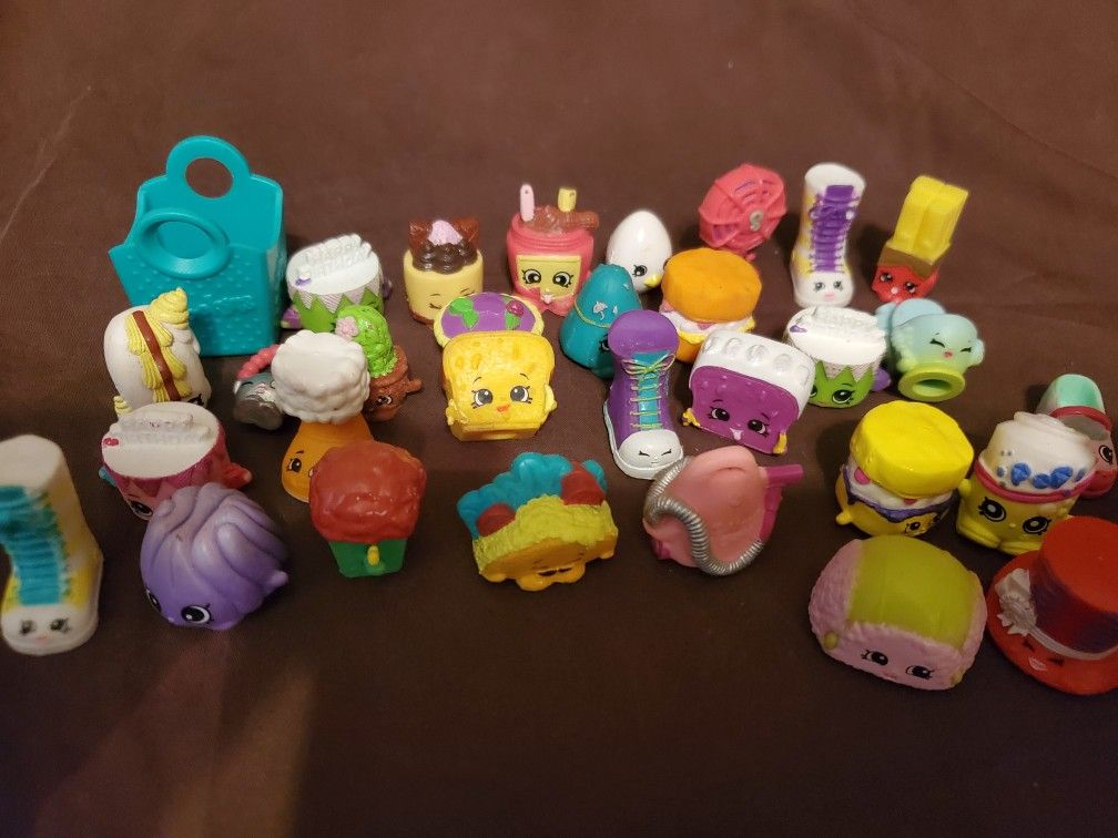 Lot Of 30 Shopkins and 4 hatchimals