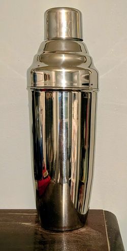 NEW 2 Quart (64 ounce) Stainless Steel 3-Piece Cocktail 🍸 Shaker Set (Shaker Cup, Strainer and Jigger Top) Williams-Sonoma/Unbranded