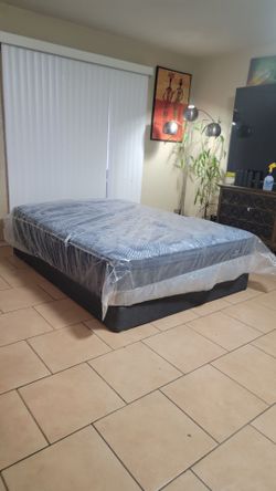 NEW QUEEN SIZE SERTA MATTRESS AND BOXSPRING FOR SALE! IN EXCELLENT CONDITION, FREE DELIVERY