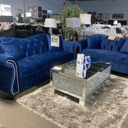 Blue Sofa Loveseat 💙✨ $ 2,099