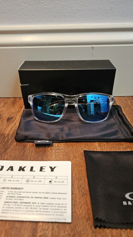 Authentic Oakley Holbrook™ XL Sunglasses
Prizm Sapphire Polarized Lenses,
polished clear Frame