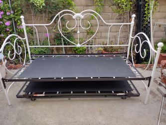 Iron Daybed with Pop-up Trundle