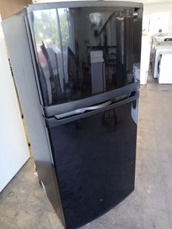 Kenmore black top freezer refrigerator - Free delivery