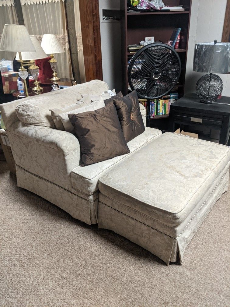 Oversized Chair With Ottoman