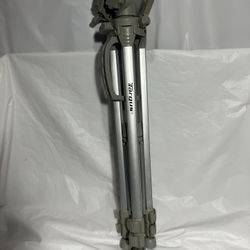 Targus TGT-58TR Camera Tripod - 58” : 1 clips is broken please see picture 