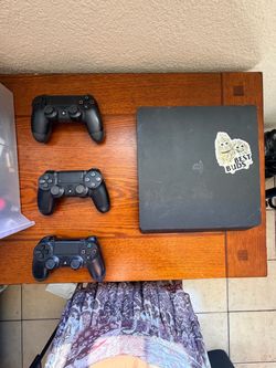 PS4 + Controllers