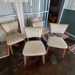 Cute Vintage Mid Century Set Of 4 dining chairs. Needs Refinishing