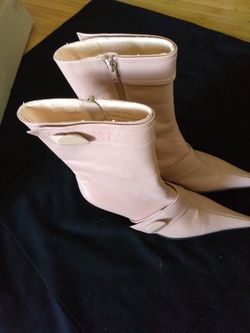 Sz. 8 - 8 1/2 Ladies Pale Pink Cute Boots "Nearly New"