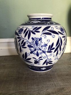 Nice, Delft-like vase with wide opening