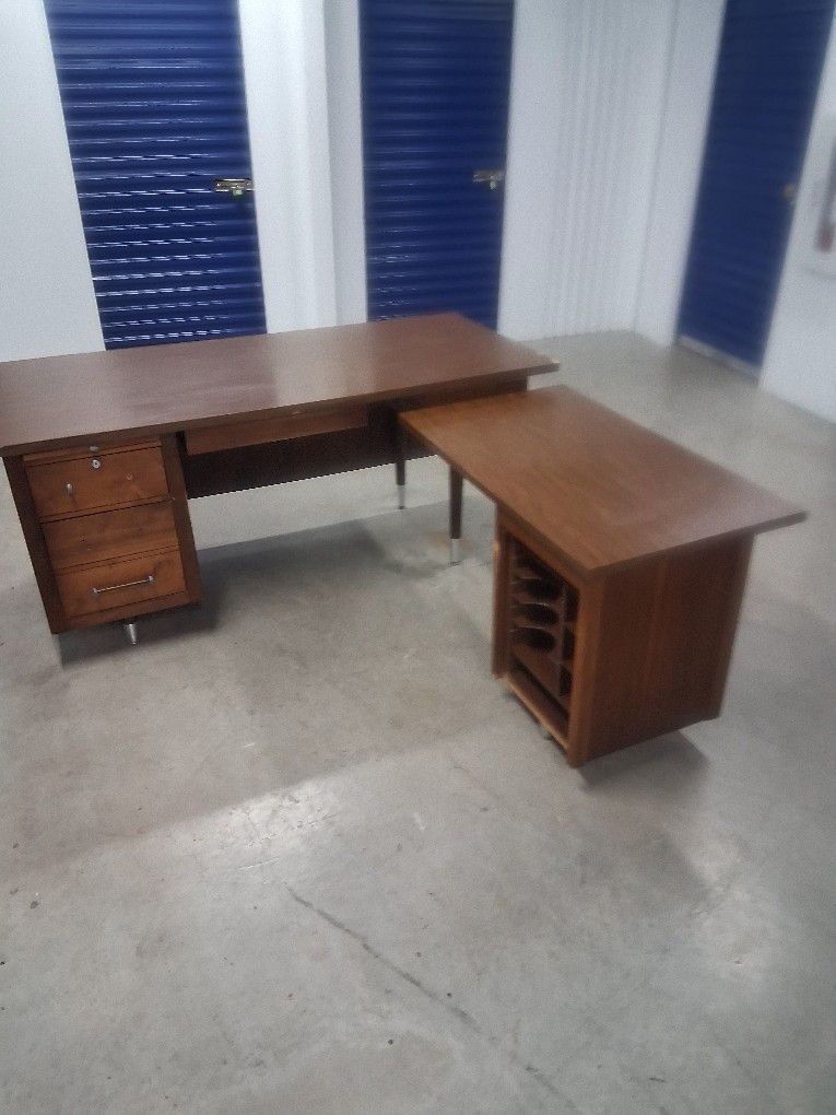 NICE L SHAPED EXTREMLY HEAVY, GREAT QUALITY OFFICE DESK PLENTY OF ROOM IN DRAWS/SHELVES FOR STORAGE