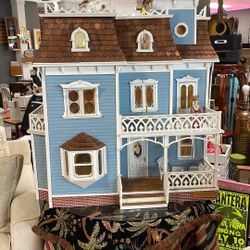 Beautiful , Full Contents Doll House 