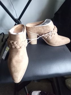 Universal Thread, light brown, size 10 