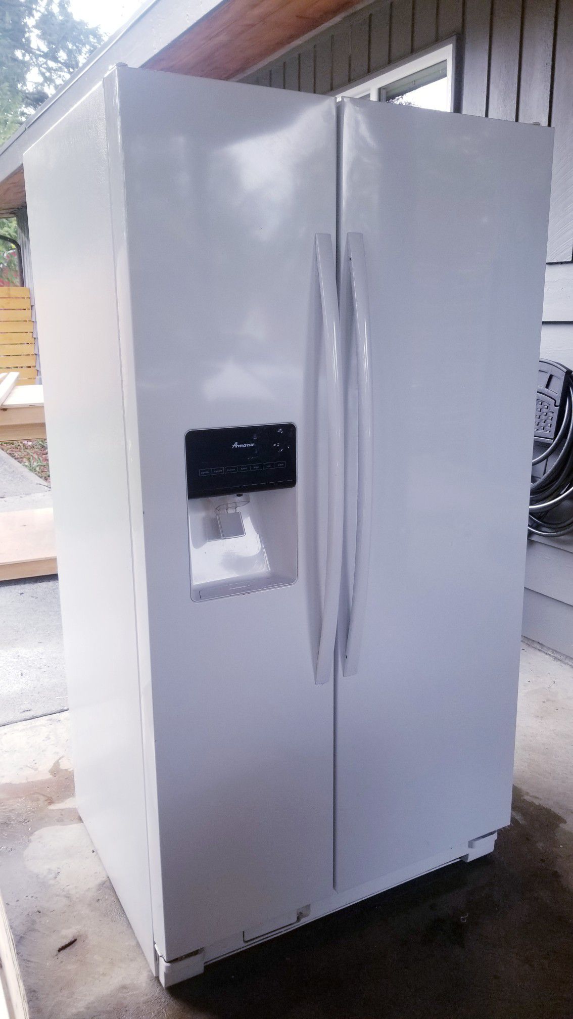 **LIKE NEW Amana / Whirlpool White Refrigerator with Ice Maker and Water Dispenser