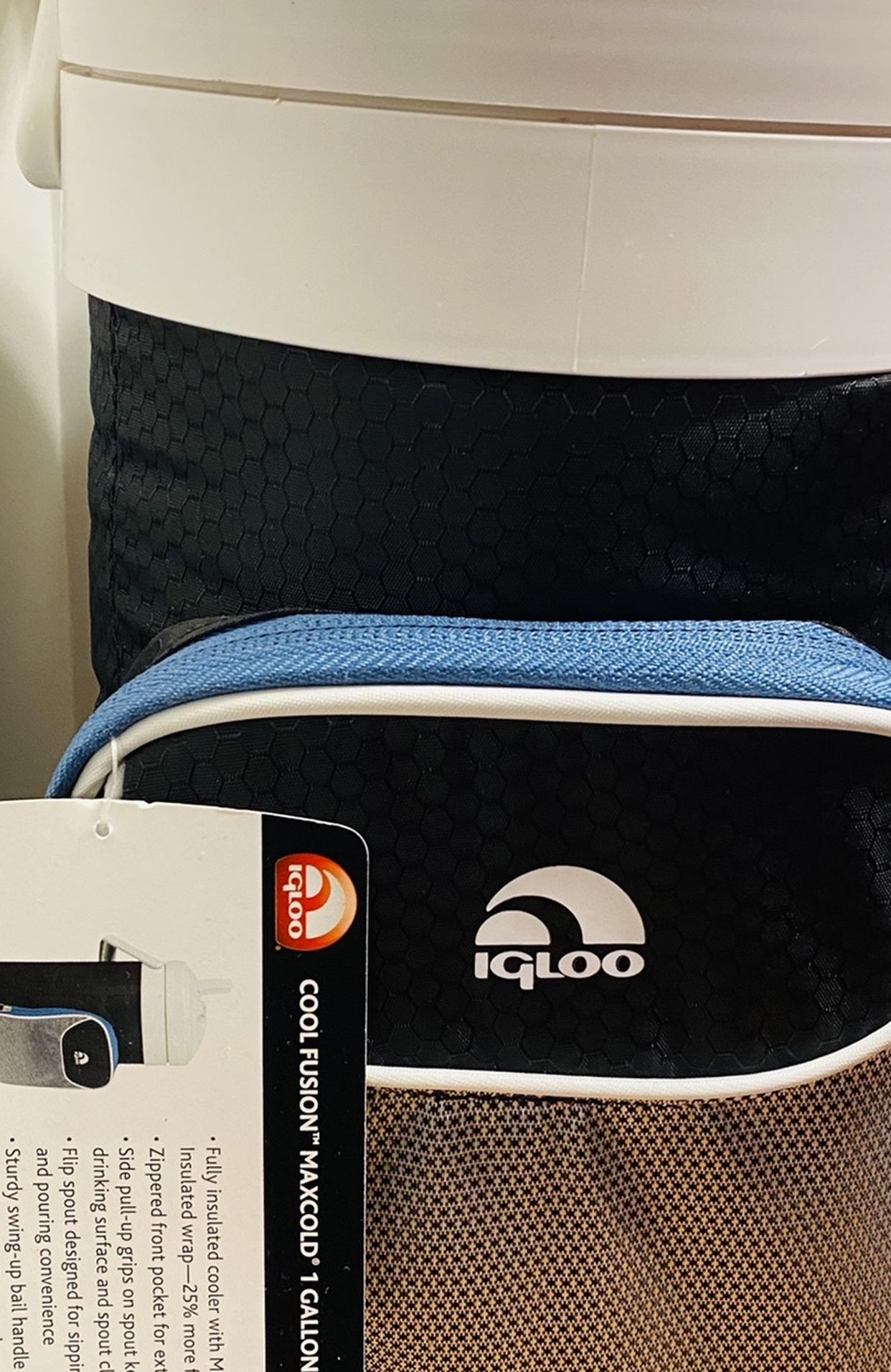 Igloo Cool Fusion Maxcold 1 Gallon Beverage Cooler with Zippered Front Pocket for Extra Storage